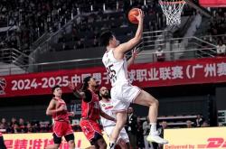 广东男篮稳中求胜，坚守榜首再创佳绩